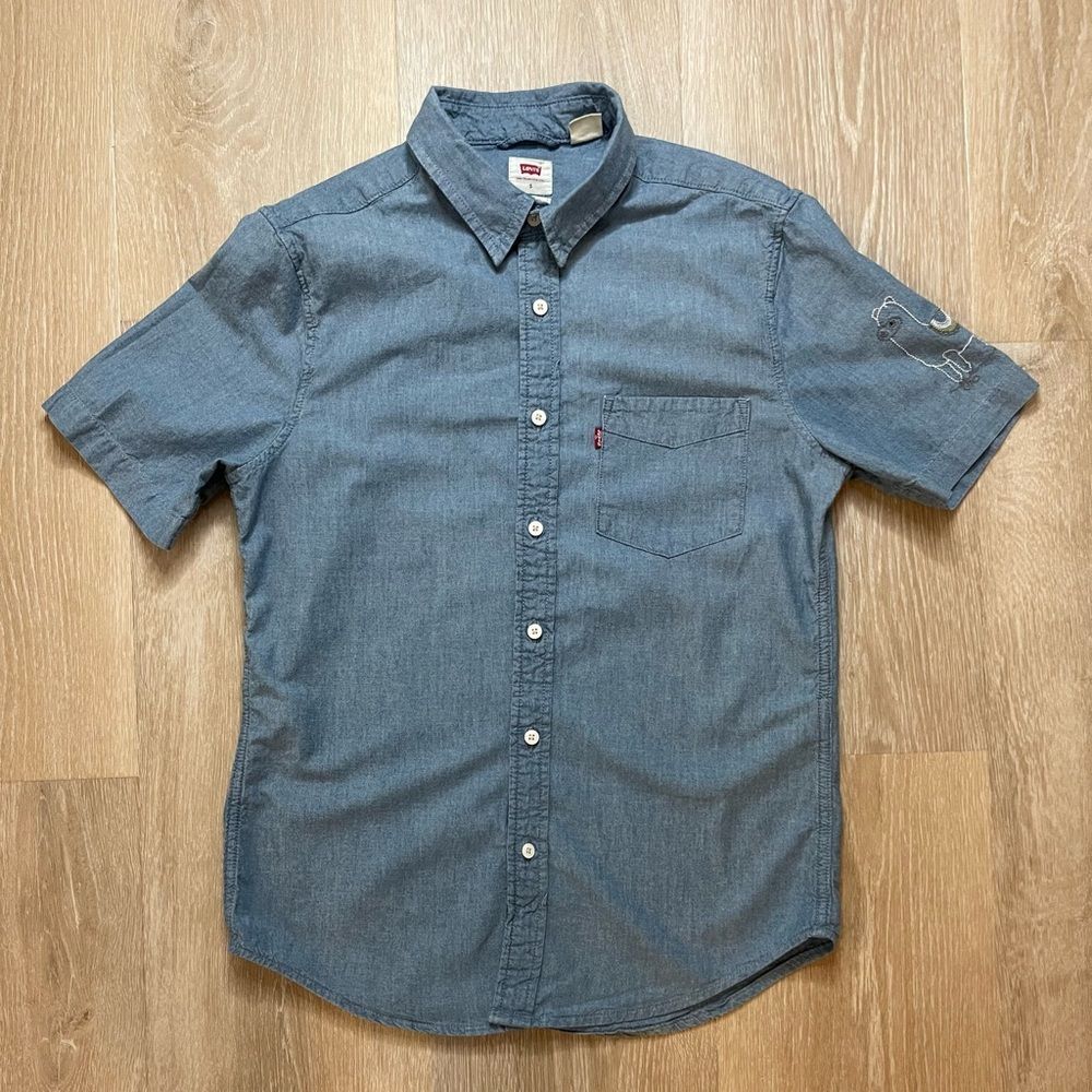 Levi's Button Up Denim Shirt Men's Size S Blue Embroidered Llama World Cotton